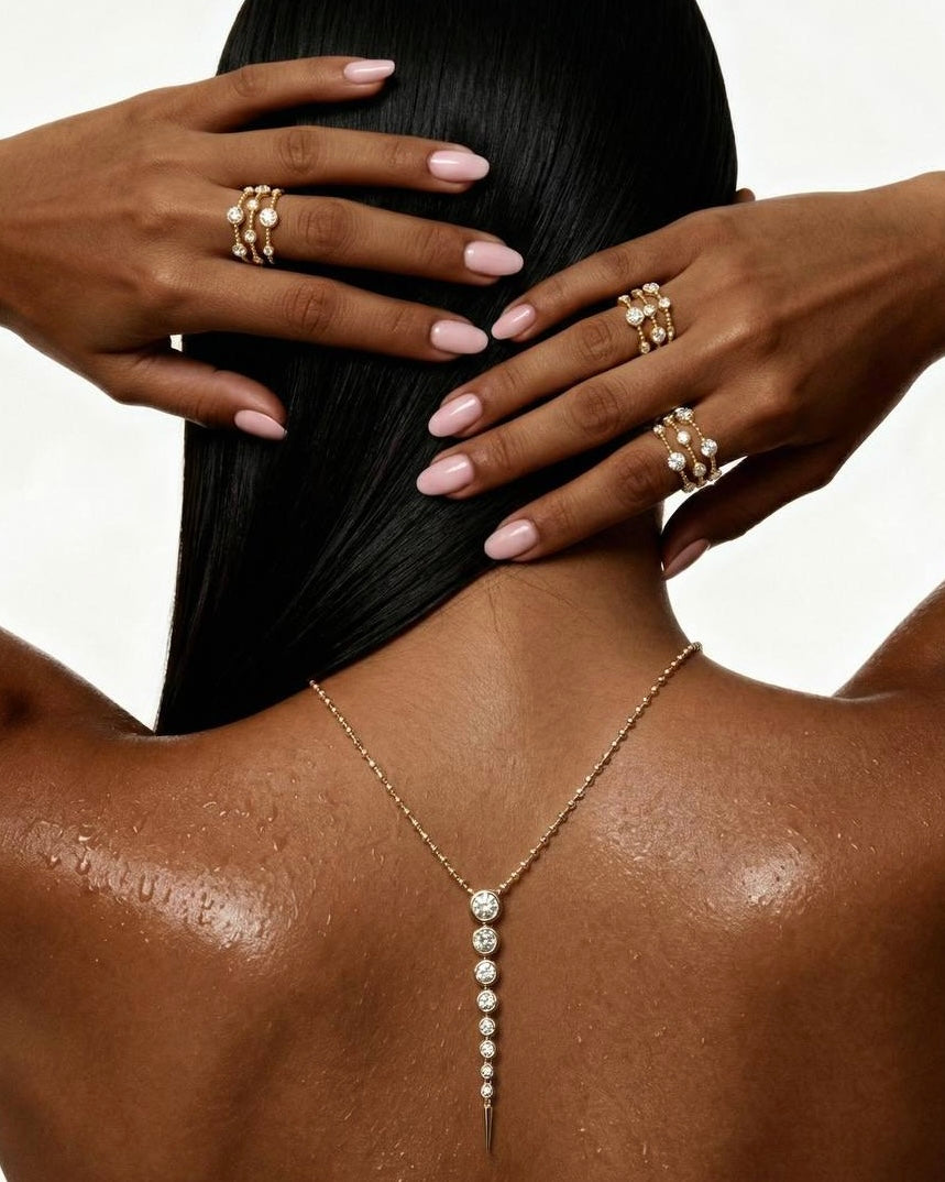 قلادة سيليستيال نيكس من الذهب الأصفر عيار 14 قيراطًا مرصعة بأحجار المويسانايت