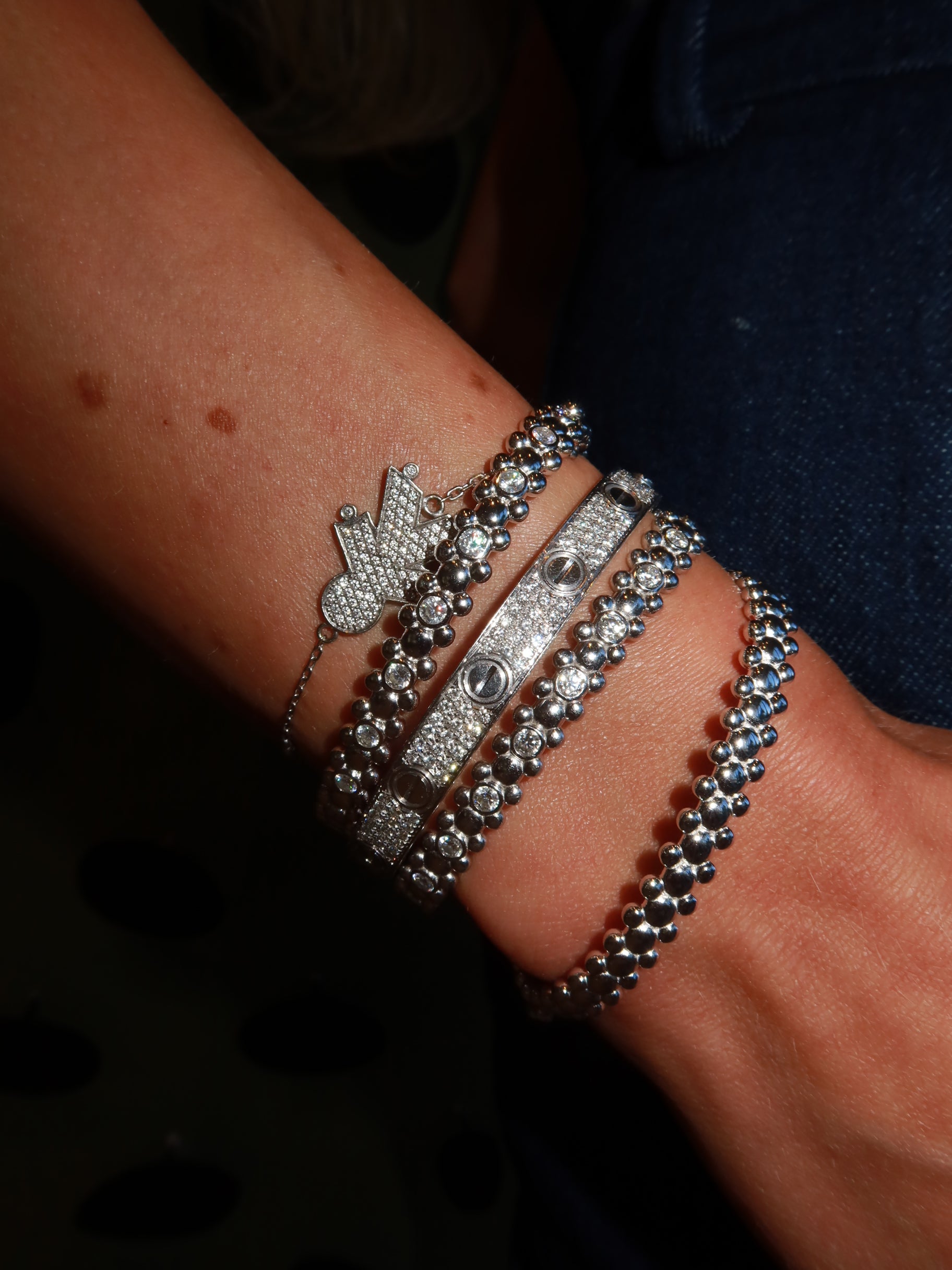 سوار سيربيروس مرصع بأحجار المويسانيت المطلية بالذهب الأبيض