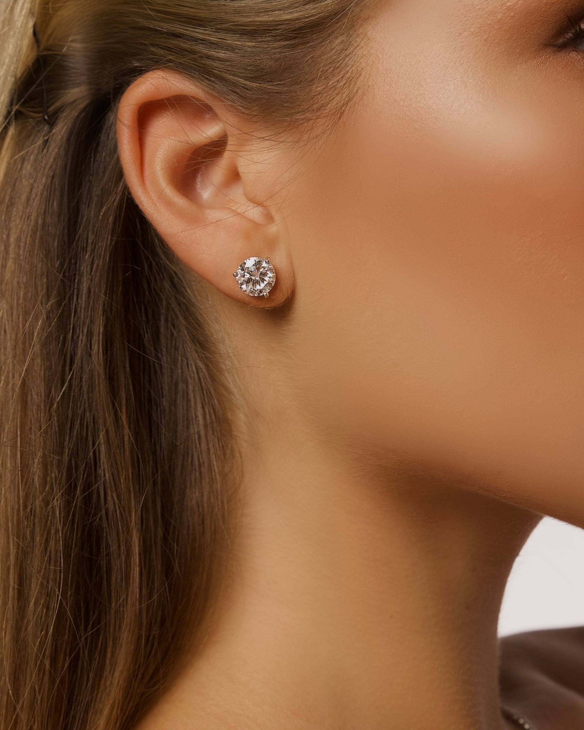 أقراط مارتيني دائرية عيار 6 قيراط، خالية من الشوائب، بأربعة فروع، من الذهب الأبيض المطلي بالفيرميل، مرصعة بأحجار المويسانايت