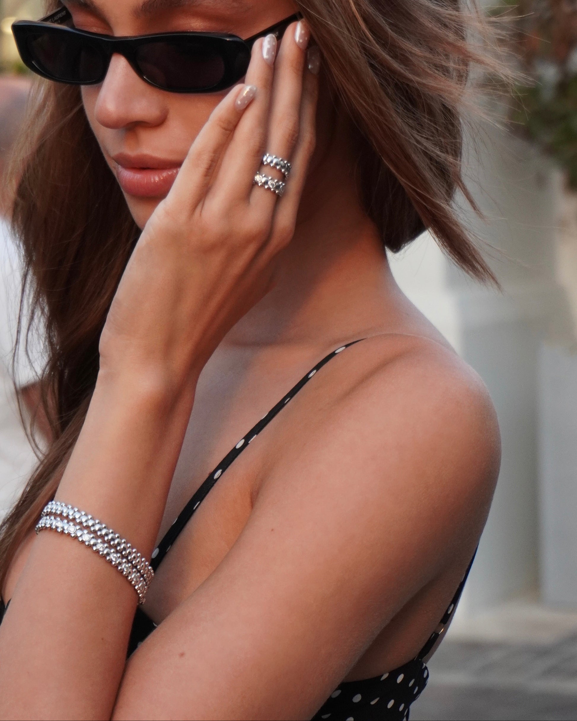 سوار سيربيروس مطلي بالذهب الأبيض